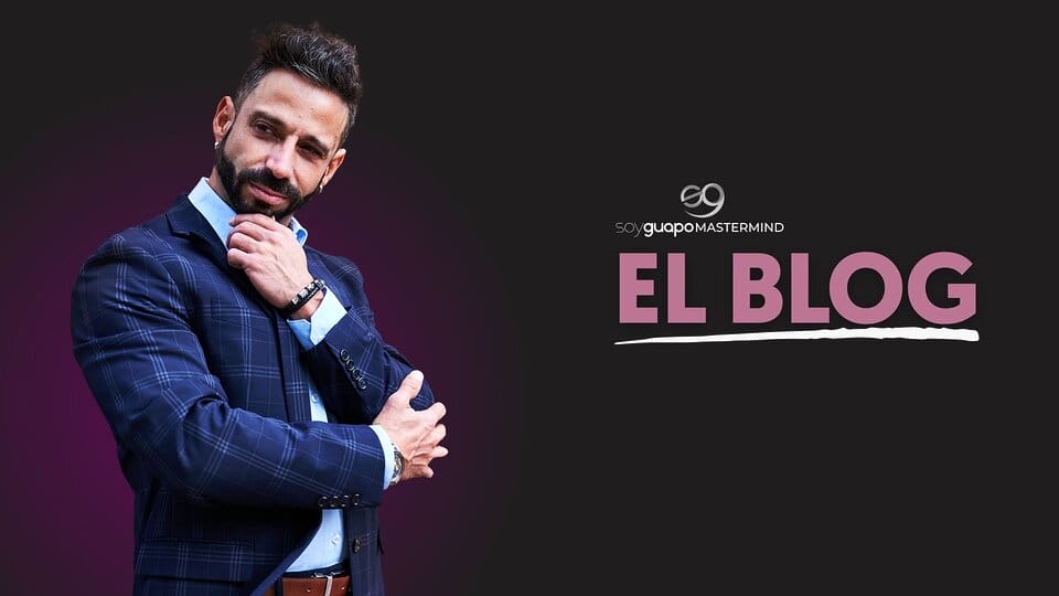 Rubén Lara con traje azul posa pensativo sobre un fondo oscuro. El texto dice: «El Blog - 50 Guapo Mastermind, Blog de Imagen para Hombres».