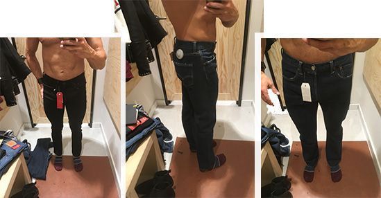 Persona sin camiseta en un probador se prueba tres pares de vaqueros, mostrados desde las vistas frontal, lateral y cenital.