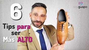 Rubén Lara de traje sosteniendo un zapato marrón, con el texto "6 Tips para ser Más ALTO" y el logo "soy guapo" de GuidoMaggi zapatos con alzas.