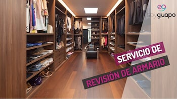 Amplio vestidor con estantes de madera y ropa perfectamente organizada; la superposición de texto dice "Revisión de Armario Masculino".